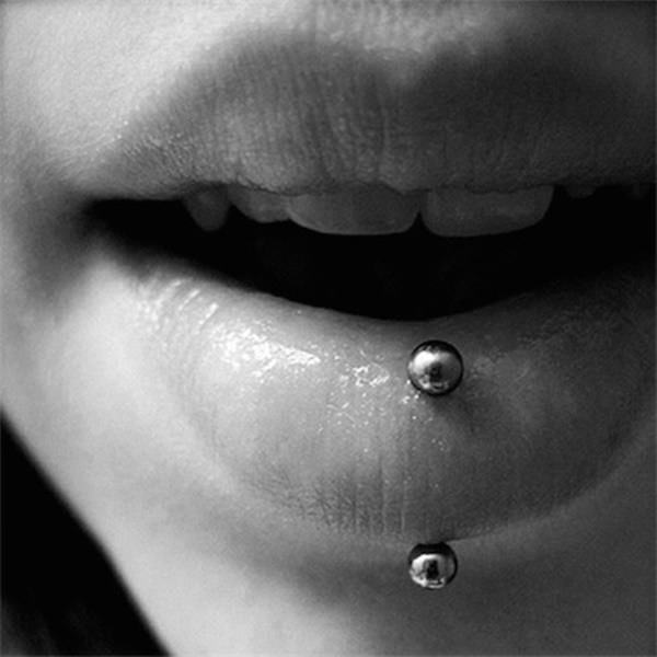 vertical labret